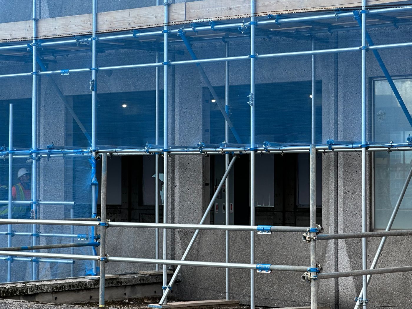 Obra en construcción con andamios